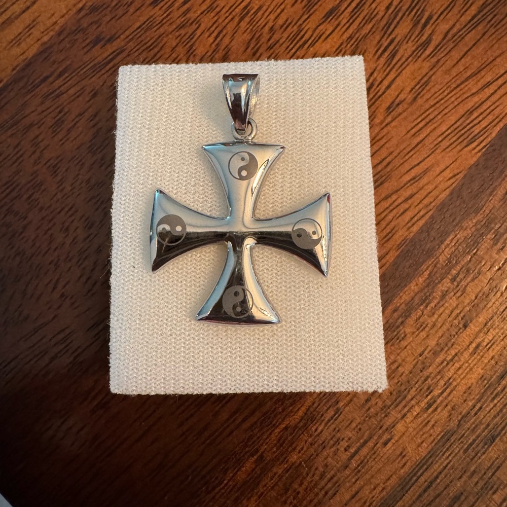 STAINLESS STEEL CROSS STYLE PENDANT. (1) one pendant